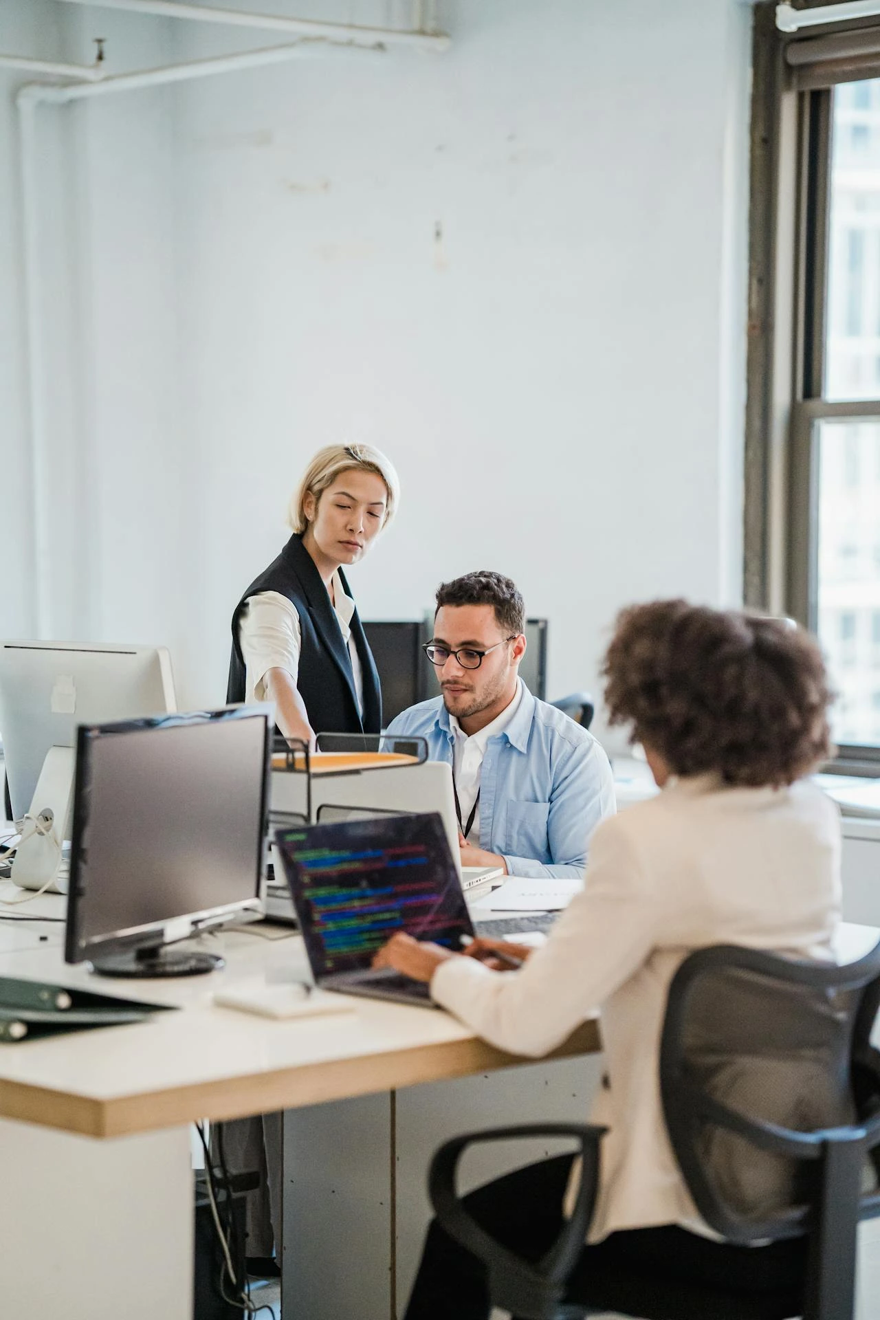 Equipo cualificado colaborando en soluciones tecnológicas innovadoras para la gestión de datos y contenidos.